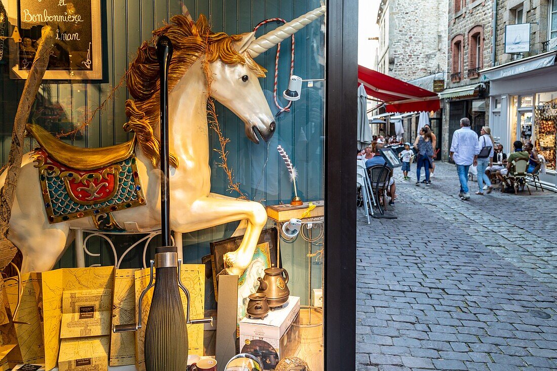 Einhorn im Süßwarenladen Mystere et Bonbonniere, Dinan, Cotes-d'Amor, Bretagne, Frankreich