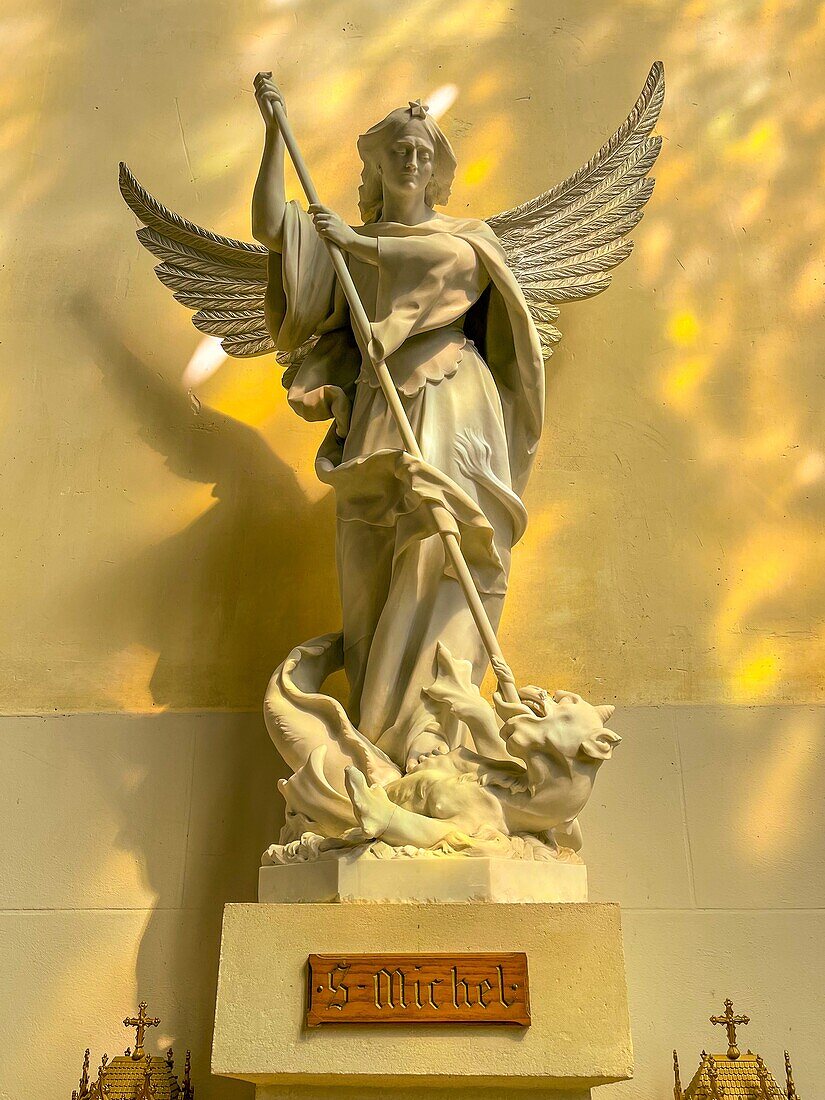 Statue des Engels Sankt Michael, der den Drachen tötet, Kirche von Avranches, Manche, Normandie, Frankreich
