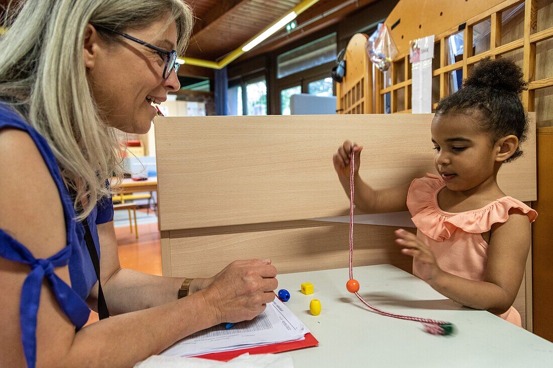Unterstützung für die Integration von Kindern mit Schwierigkeiten in den öffentlichen Schulen, Kindergarten Roger Salengro, Louviers, Eure, Normandie, Frankreich