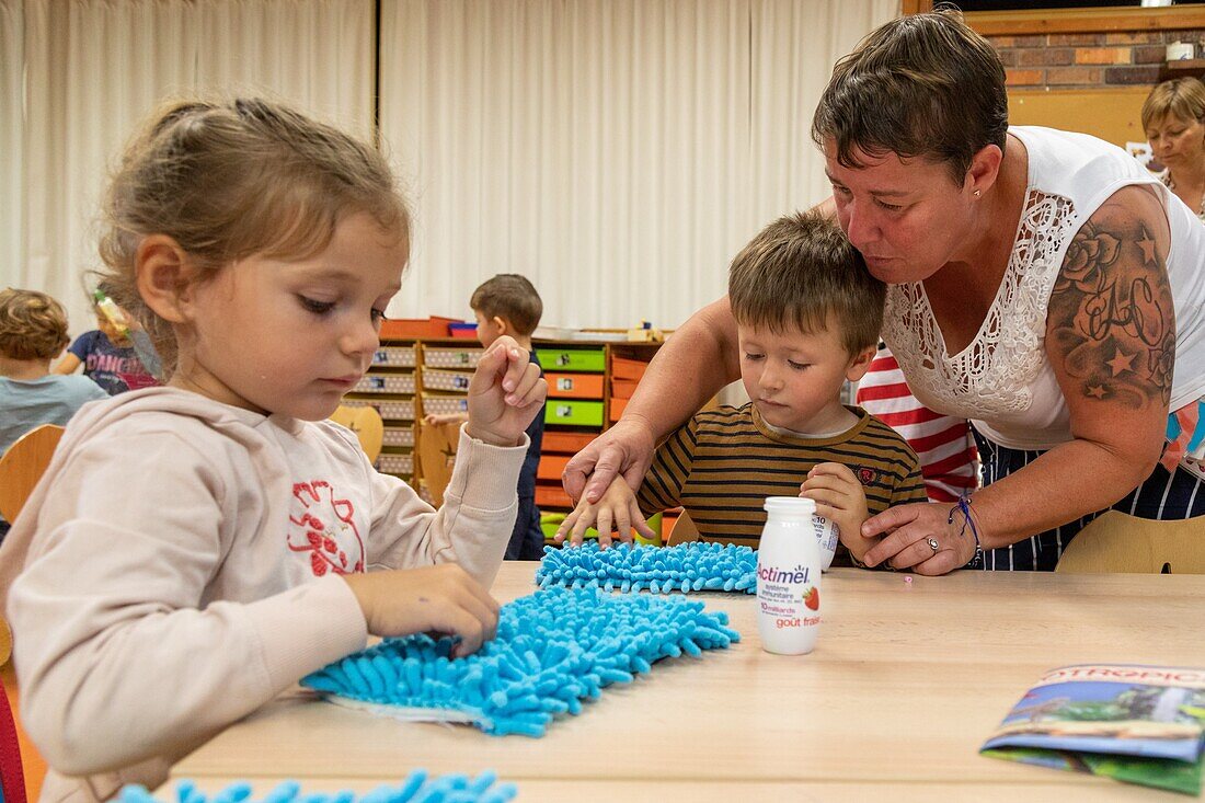 Touch and shapes awareness workshop, support for the integration of children with difficulties in the public schools, roger salengro kindergarten, louviers, eure, normandy, france