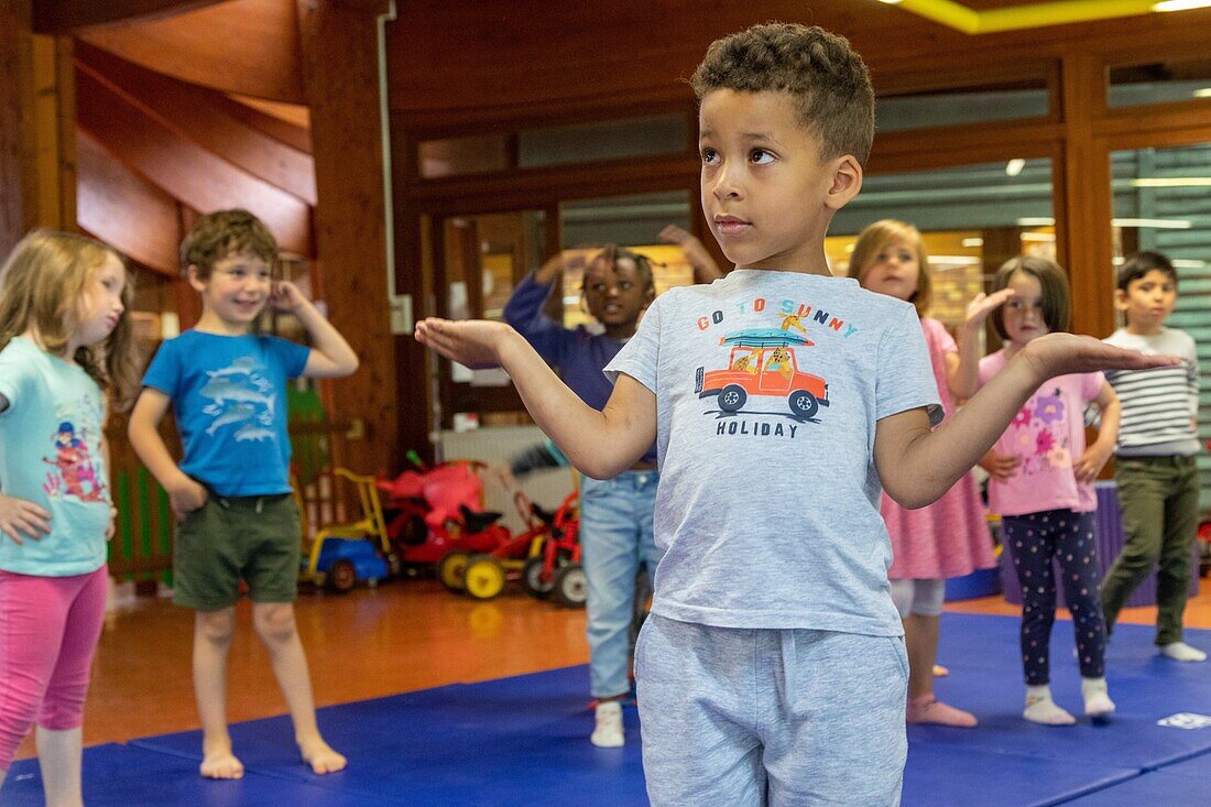 Sport und Yoga, Integration von Kindern mit Schwierigkeiten in den öffentlichen Schulen, Kindergarten Roger Salengro, Louviers, Eure, Normandie, Frankreich