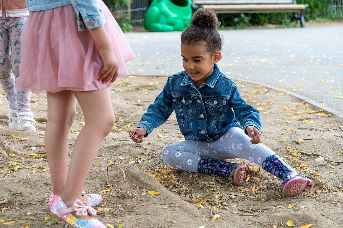 Entspannung und Spiele auf dem Spielplatz, Integration von Kindern mit Schwierigkeiten in den öffentlichen Schulen, leichte geistige Behinderungen, Kindergarten Roger Salengro, Louviers, Eure, Normandie, Frankreich