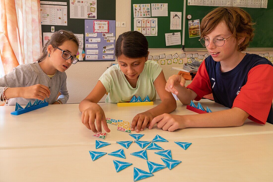 Integration von Kindern mit Schwierigkeiten, leichten geistigen Behinderungen, lokalisierte Schulintegrationseinheit, adapei27, Grundschule von louviers, eure, normandie, frankreich