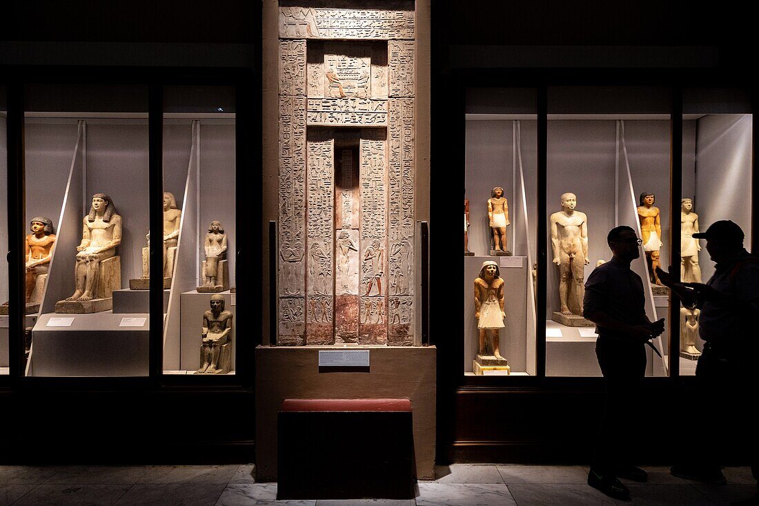 Statuen aus dem Alten Reich und die Scheintür von Ikhat, der Frau von Nikaure, gefunden in Saqqara, Ägyptisches Museum von Kairo, das dem ägyptischen Altertum gewidmet ist, Kairo, Ägypten, Afrika