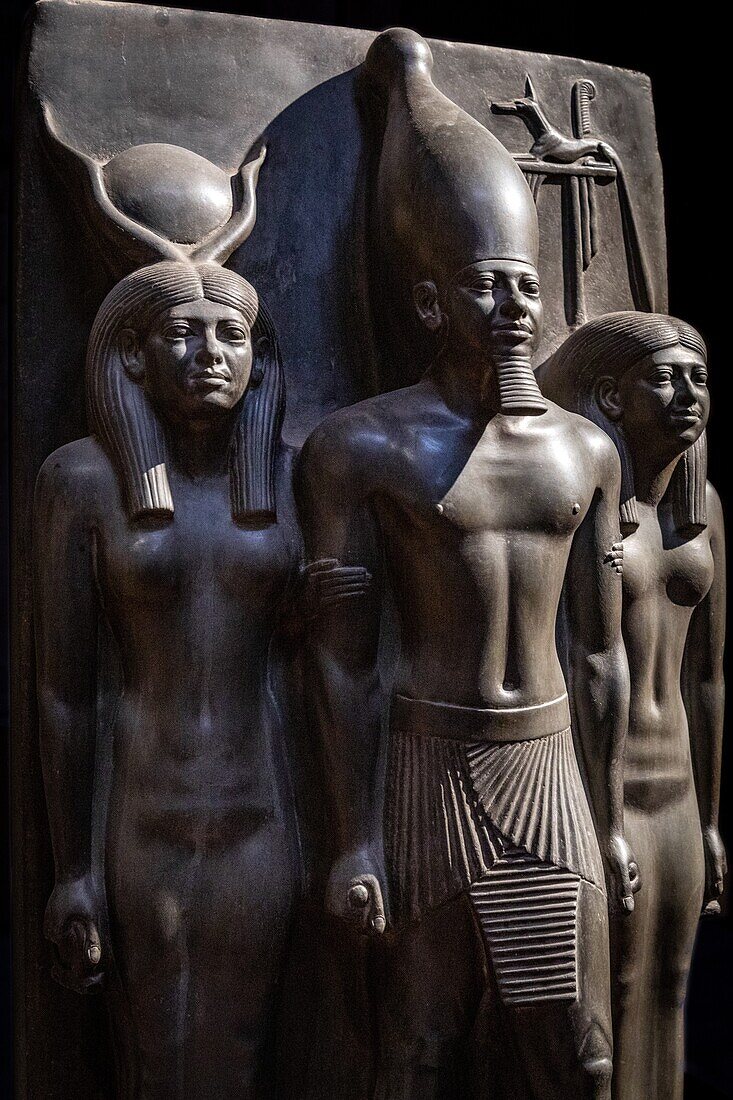 Statuary from the old empire, the triad of pharaoh mykerinos flanked by the goddess hathor and the nome of cynopolis, schist statue, egyptian museum of cairo devoted to egyptian antiquity, cairo, egypt, africa