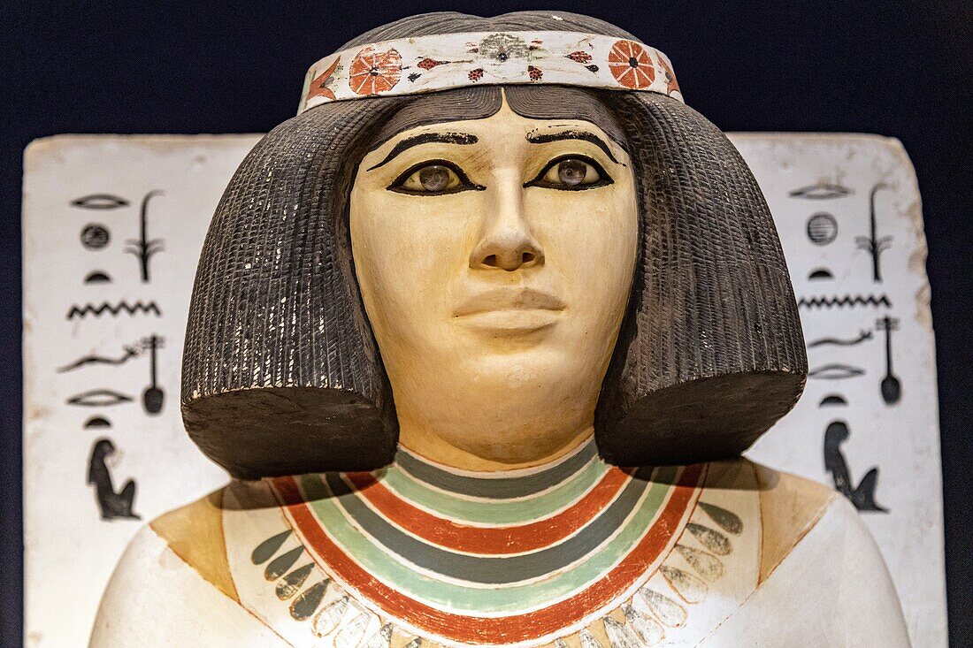 Statue der Nofret, Ehefrau des Prinzen Rahotep aus der 4. Dynastie, Ägyptisches Museum in Kairo, das dem ägyptischen Altertum gewidmet ist, Kairo, Ägypten, Afrika