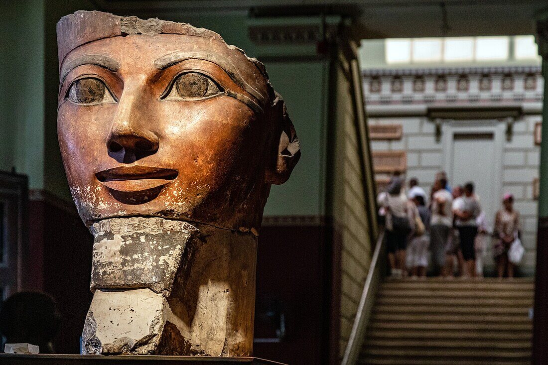 Bemalte Kalksteinskulptur des Kopfes von Königin Hatschepsut aus der 18. Dynastie, Ägyptisches Museum von Kairo, das dem ägyptischen Altertum gewidmet ist, Kairo, Ägypten, Afrika