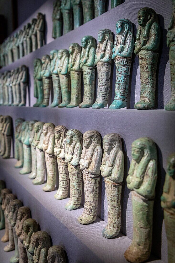 Ushabtis, Grabfiguren aus blauem Steingut aus Deir el-Bahari, Ägyptisches Museum von Kairo, das dem ägyptischen Altertum gewidmet ist, Kairo, Ägypten, Afrika