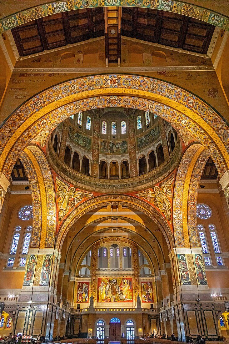 Sainte-therese mit den päpsten über dem westportal, mosaiken von pierre gaudin, basilika der heiligen therese von lisieux, pilgerstätte, lisieux, pays d'auge, normandie, frankreich