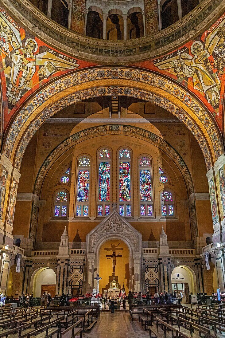 Mosaike von pierre gaudin, südliches querschiff mit der reliquie der heiligen, basilika der heiligen therese von lisieux, wallfahrtsort, lisieux, pays d'auge, normandie, frankreich