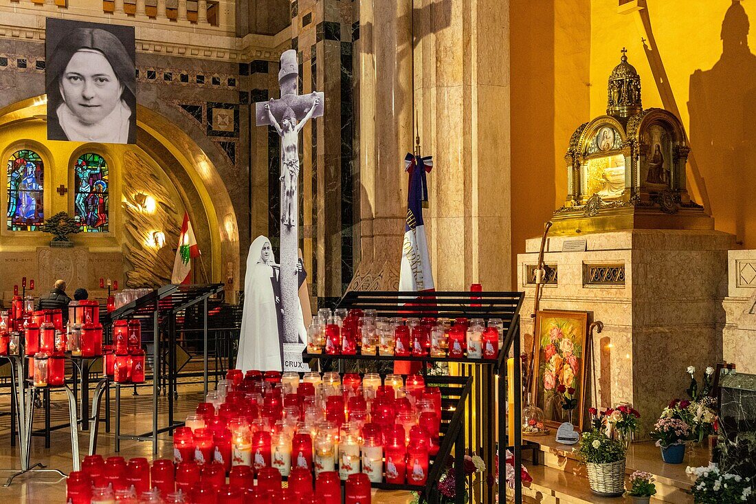 Südliches Querschiff mit dem Reliquienschrein der Heiligen, Basilika Sainte-Therese von Lisieux, Wallfahrtsort, Lisieux, Pays d'Auge, Normandie, Frankreich