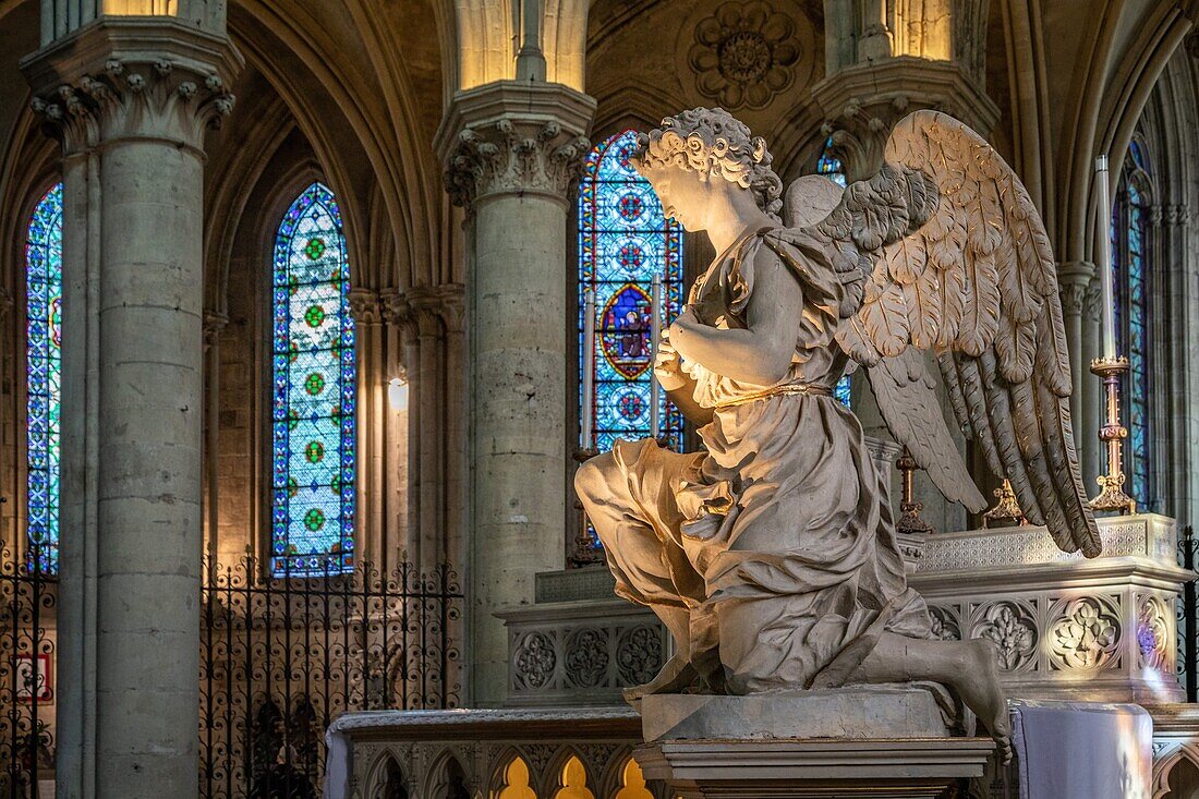 Einer der Engel des Chors in der Kathedrale Saint-Pierre von Lisieux, Pays d'Auge, Normandie, Frankreich