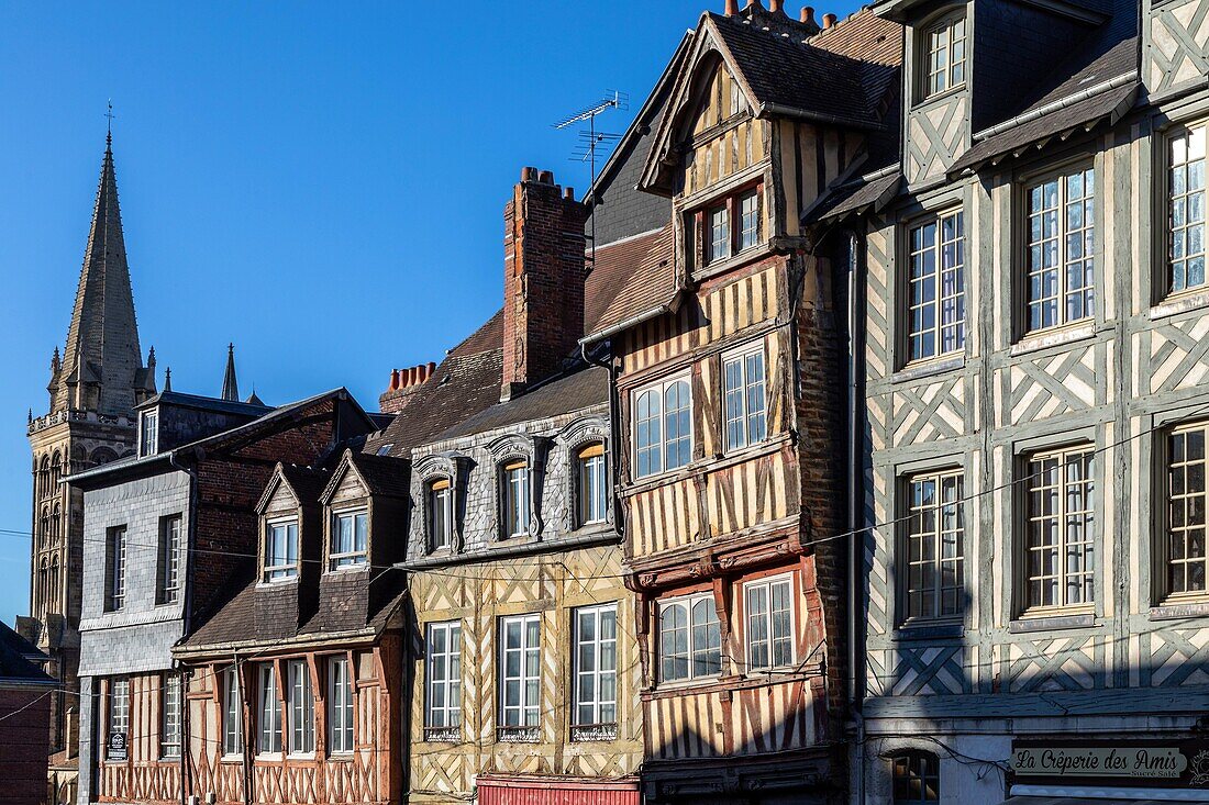 Fassaden von Fachwerkhäusern aus dem 15., 16. und 17. Jahrhundert, rue henri cheron, lisieux, pays d'auge, normandie, frankreich