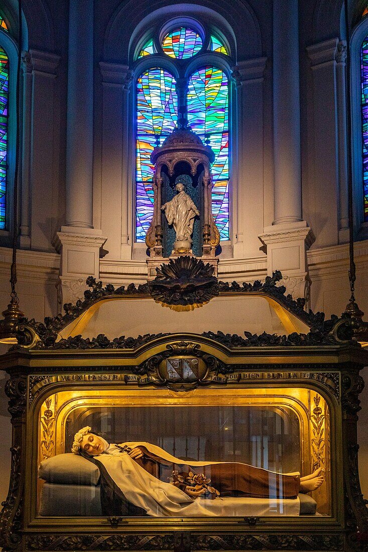 Liegende Statue der Therese, die Reliquien der Heiligen zum Gebet hält, Karmelkapelle, Heiligtum und Gedenkstätte der Heiligen Therese, Lisieux, Calvados, Normandie, Frankreich