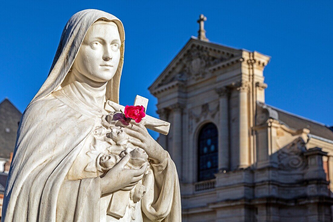 Statue der Heiligen Theresia mit einer Rose vor dem Karmeliterkloster, Lisieux, Pays d'Auge, Normandie, Frankreich