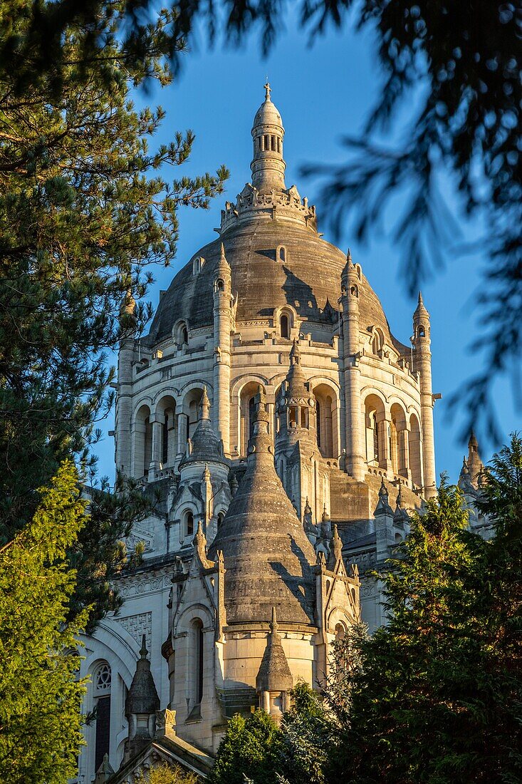 97 m hohe kuppel der basilika der heiligen therese von lisieux, pilgerstätte, lisieux, pays d'auge, normandie, frankreich