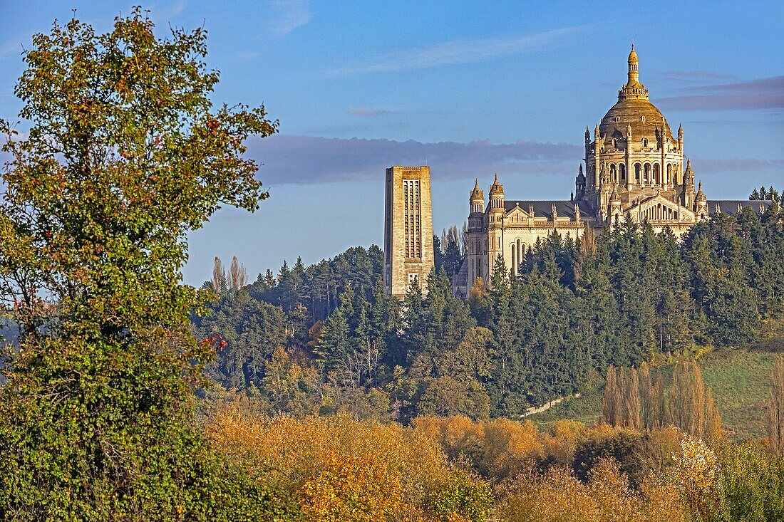 Campanile und die Basilika Sainte-Therese von Lisieux, die aus der Landschaft herausragt, größte Basilika Frankreichs und Wallfahrtsort, Lisieux, Pays d'Auge, Normandie, Frankreich