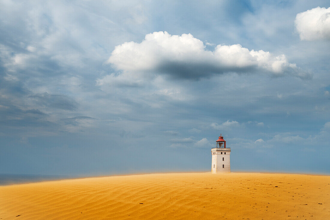 Der Leuchtturm von Rubjerg Knude von den Sanddünen aus gesehen, Gemeinde Hjorring, Region Nordjütland, Jütland, Norden von Dänemark, Dänemark, Europa
