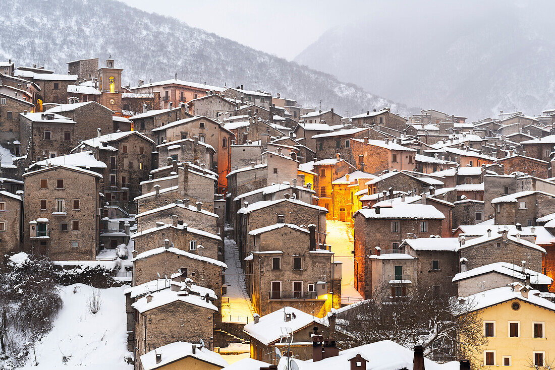 Schneefall beim ersten Licht des Bergdorfes Scanno, Nationalpark Abruzzen, Provinz L'aquila, Abruzzen, Italien