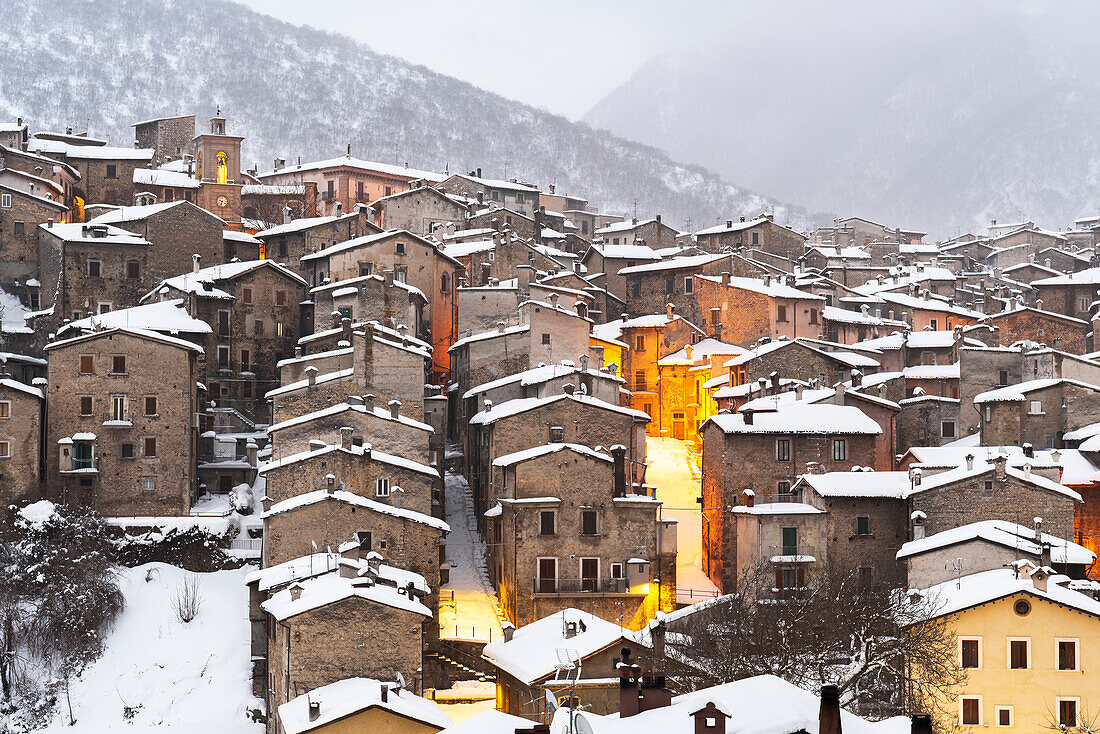 Snowfall on the first light of the mountain village of Scanno, Abruzzo national park, L’aquila province, Abruzzo, Italy