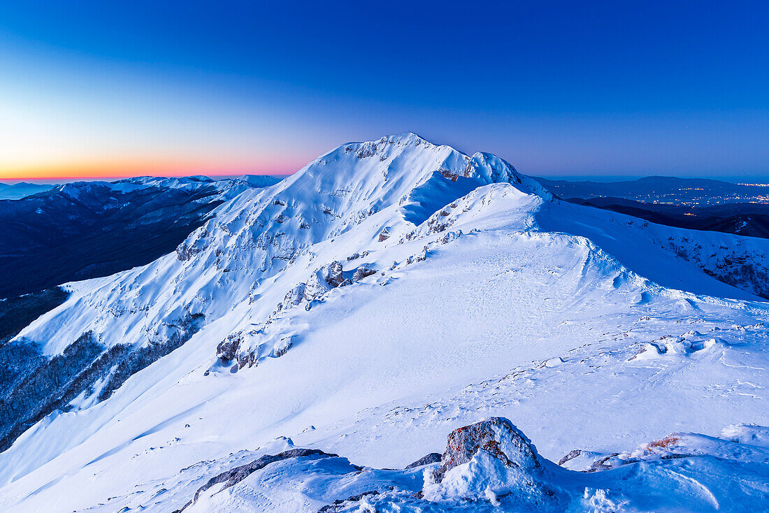 Blick in der Morgendämmerung auf den verschneiten Bergrücken des Viglio-Gipfels, Apennin, Regionalpark Simbruini, Provinz Frosinone, Latium, Italien