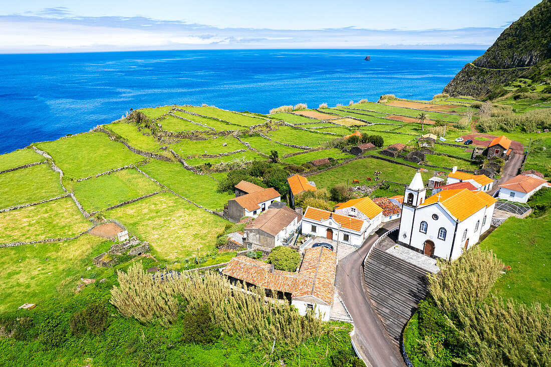 Luftaufnahme der igreja de Nossa Senhora do Carmo, Faja Grande, Lajes das Flores, Flores Insel (Ilha das Flores), Azoren Archipel, Portugal, Europa