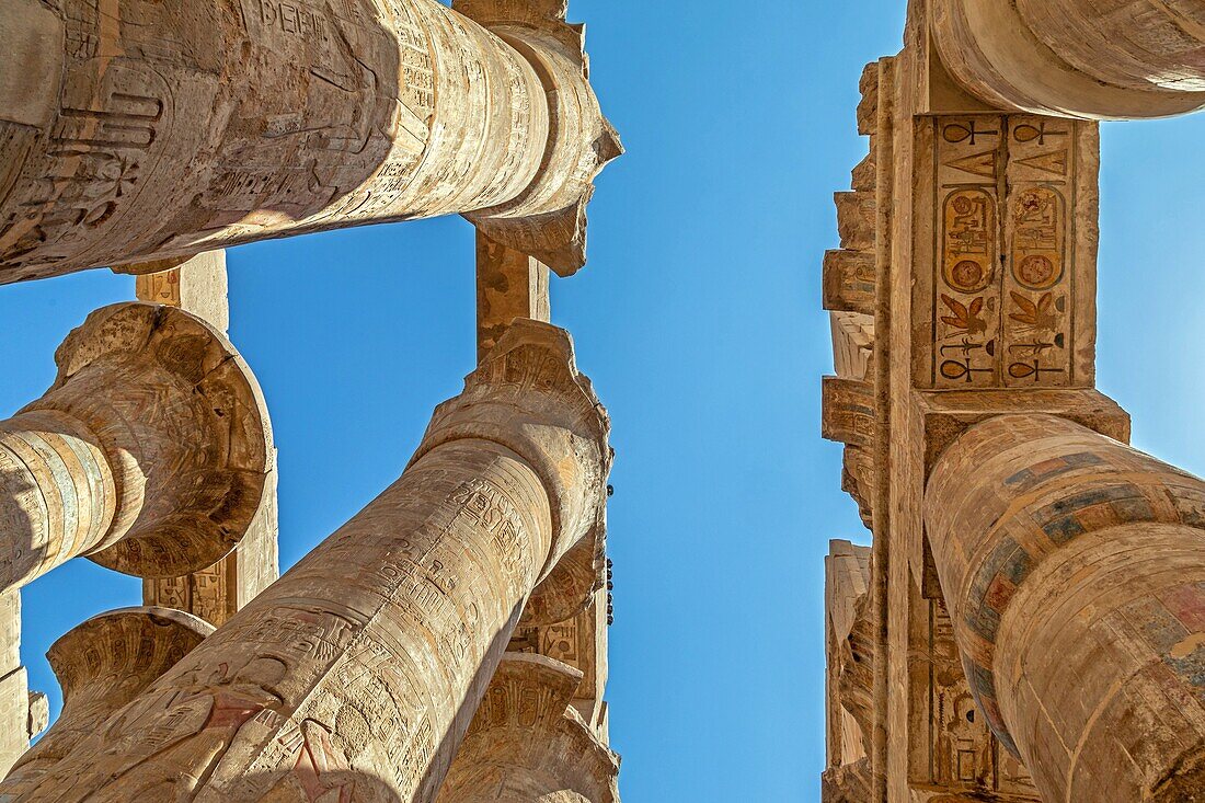 Säulen der großen Hypostylhalle, Bezirk von Amun-Re, Tempel von Karnak, antike ägyptische Stätte aus der 13. Dynastie, unesco-Weltkulturerbe, luxor, ägypten, afrika