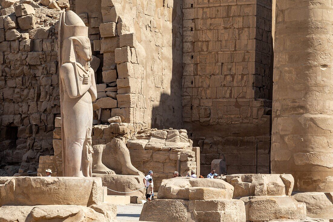 Koloss von Ramses II, Bezirk von Amun-Re, Tempel von Karnak, antike ägyptische Stätte aus der 13. Dynastie, unesco-Weltkulturerbe, Luxor, Ägypten, Afrika