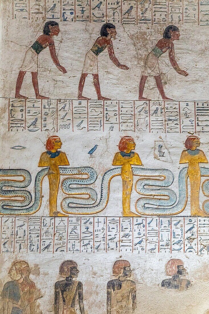 Basrelief und Fresken in leuchtenden Farben, Grab des Pharaos Merenptah, Tal der Könige, wo sich das Hypogäum vieler Pharaonen des Neuen Reiches befindet, Luxor, Ägypten, Afrika