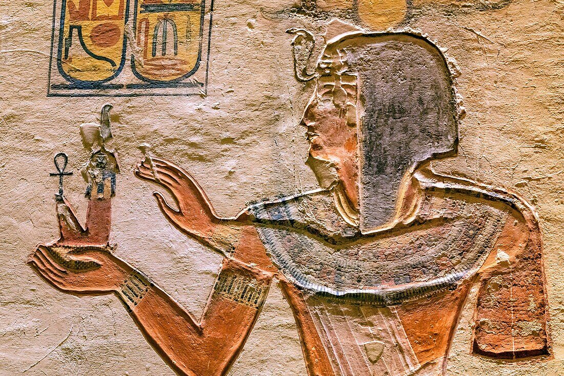 Flachrelief und Fresken in leuchtenden Farben, die das Buch der Höhlen illustrieren, Grab von Ramses IX, Tal der Könige, wo sich das Hypogäum vieler Pharaonen des Neuen Reiches befindet, Luxor, Ägypten, Afrika
