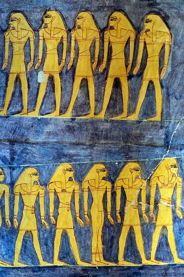 Basrelief und Fresken in leuchtenden Farben, die das Buch der Höhlen illustrieren, Begräbnistext des alten Ägypten, Grab von Ramses IX, Tal der Könige, wo sich das Hypogäum vieler Pharaonen des Neuen Reiches befindet, Luxor, Ägypten, Afrika