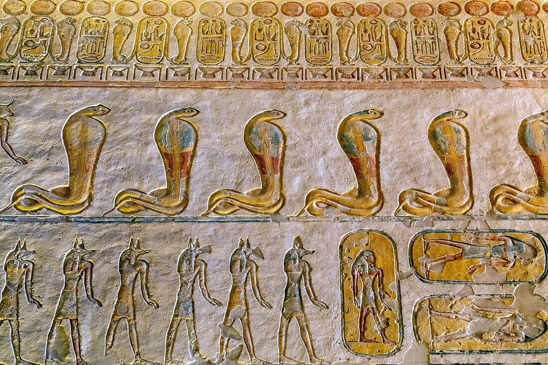 Aufrecht stehende Kobras, Flachrelief und Fresken in leuchtenden Farben, die das Buch der Höhlen illustrieren, Begräbnistext des alten Ägyptens, Grab von Ramses IX, Tal der Könige, wo sich das Hypogäum vieler Pharaonen des Neuen Reiches befindet, Luxor, Ägypten, Afrika