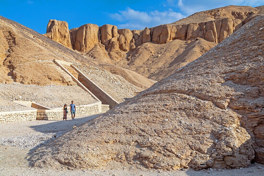 Pyramidenähnlicher Berg von Theben im Tal der Könige, wo sich das Hypogäum vieler Pharaonen des Neuen Reiches befindet, Luxor, Ägypten, Afrika