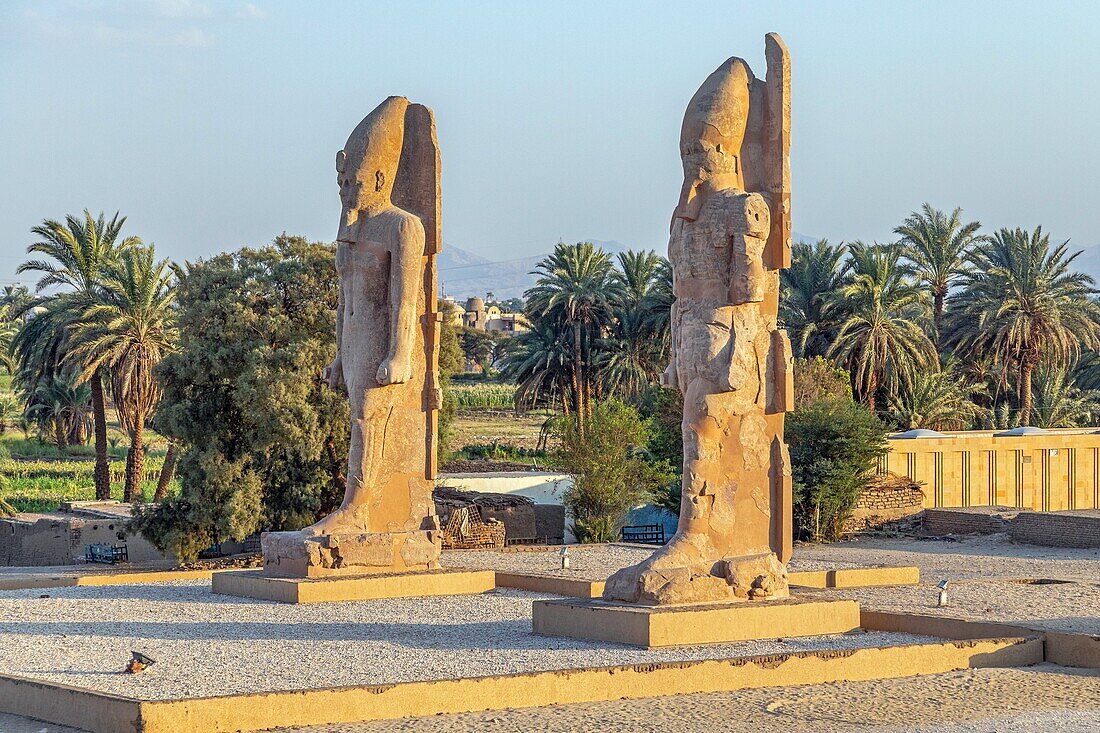 Statuen am Eingang zu den Ruinen des Totentempels von Pharao Merenptah, Tal der Könige, Luxor, Ägypten, Afrika