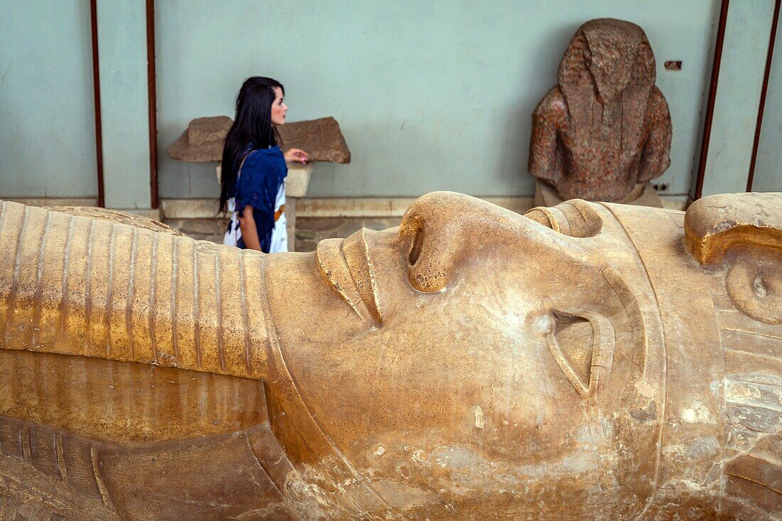 Detail der Gesichter des Pharaos, Granitkoloss von Ramses II, 10 Meter lang, mit rahina open-air museum, von der unesco zum weltkulturerbe erklärt, kairo, ägypten, afrika
