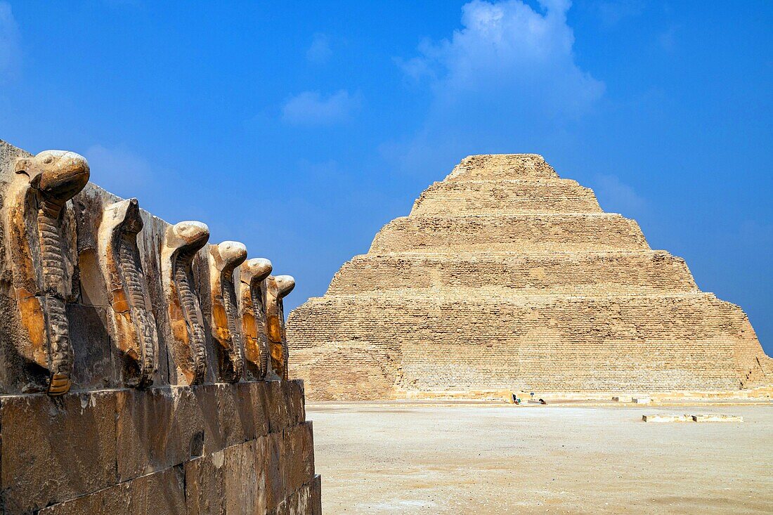 Die Stufenpyramide des Djoser, das älteste Bauwerk aus Stein und die erste Pyramide der Geschichte, Nekropole von Sakkara aus dem Alten Reich, Region Memphis, ehemalige Hauptstadt des Alten Ägypten, Kairo, Ägypten, Afrika
