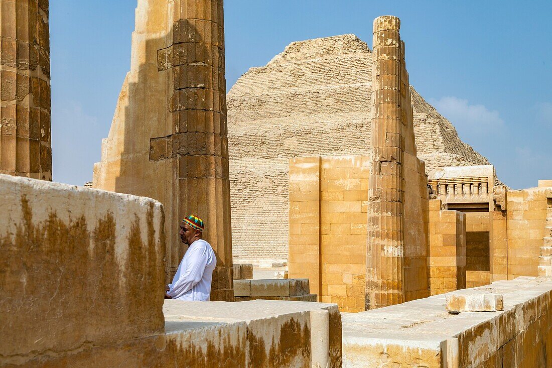 Ruinen des Tempels und der Stufenpyramide des Djoser, ältestes steinernes Bauwerk und erste Pyramide der Geschichte, Nekropole von Sakkara aus dem Alten Reich, Region Memphis, ehemalige Hauptstadt des Alten Ägyptens, Kairo, Ägypten, Afrika