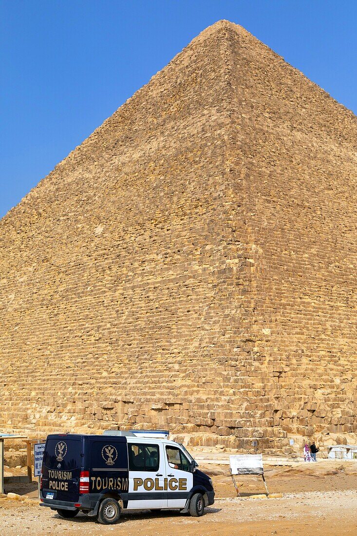 Fahrzeug der Touristenpolizei, die Cheopspyramide, genannt die große Pyramide, die größte aller Pyramiden, Kairo, Ägypten, Afrika