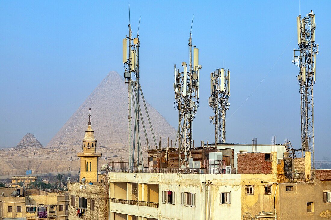 Telefon- und Fernsehantennen auf den Dächern des beliebten Stadtviertels vor den Pyramiden von Gizeh, Kairo, Ägypten, Afrika