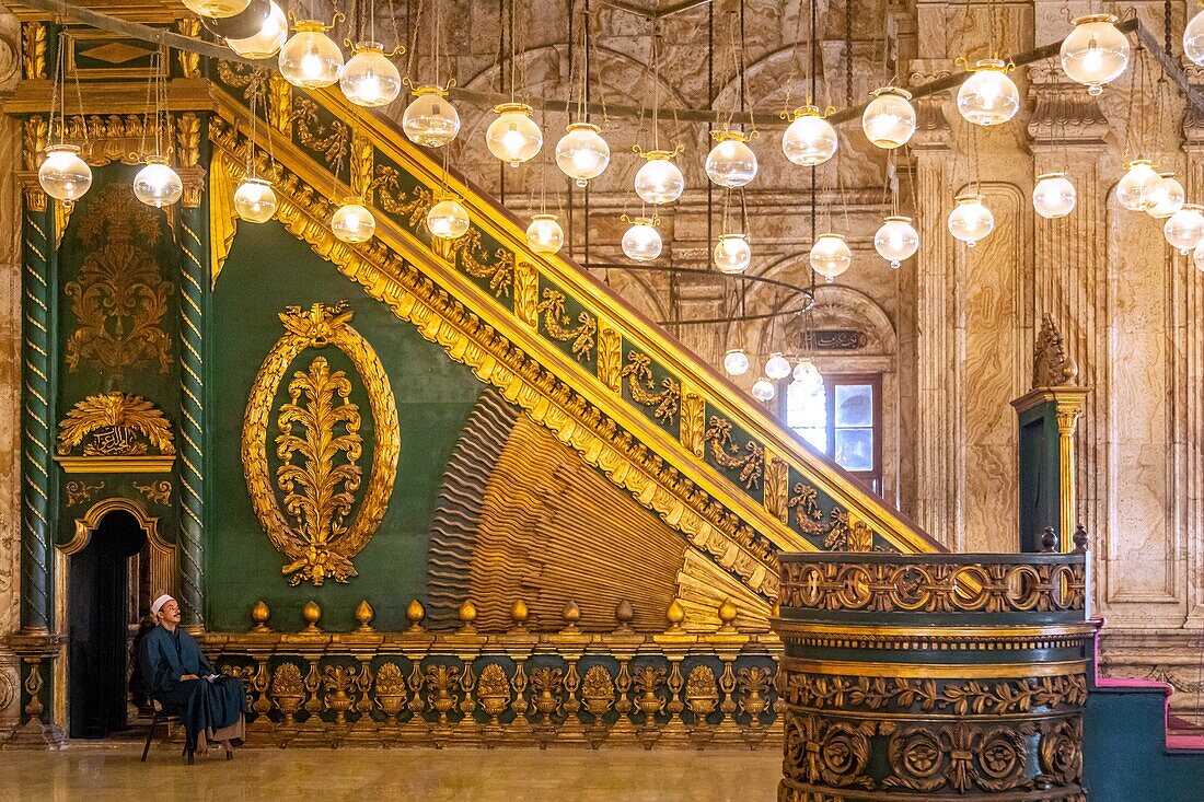 Wächter vor der Minbar aus geschnitzter und vergoldeter Zeder in der Alabastermoschee von Mohammed Ali, 19. Jahrhundert, türkischer Stil, Saladin-Zitadelle, Kairo, Ägypten, Afrika