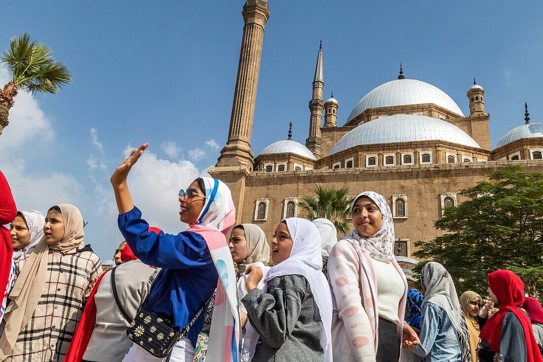 Gruppe von Studenten, Minarette und Kuppeln der Alabastermoschee von Mohammed Ali, 19. Jahrhundert im türkischen Stil, Saladin-Zitadelle, Kairo, Ägypten, Afrika