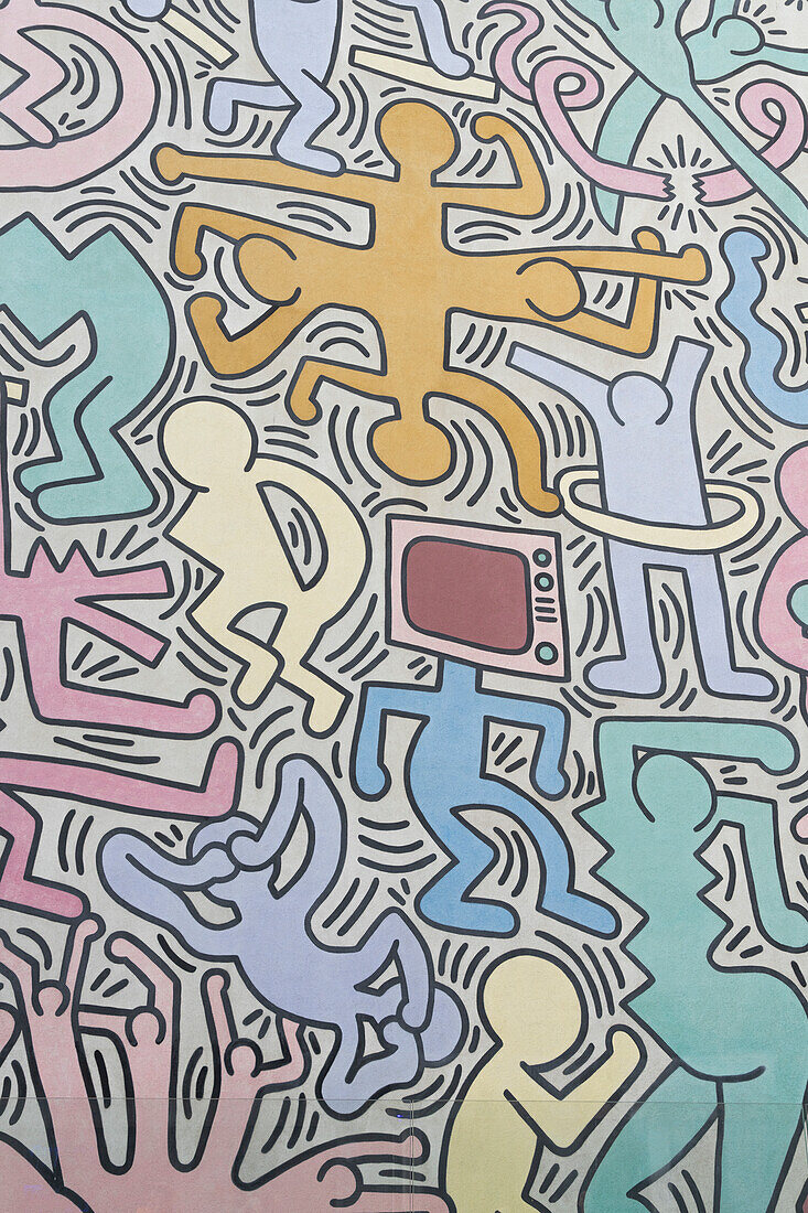 Buntes Wandgemälde "Tuttomondo" des berühmten Straßenkünstlers Keith Haring, Pisa, Toskana, Italien