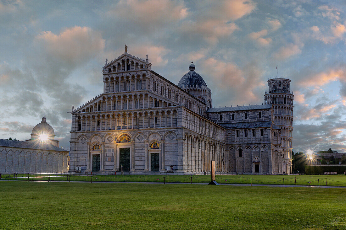 Der berühmte Dom von Pisa und der schiefe Turm im Licht des Sonnenaufgangs, Piazza Dei Miracoli, Pisa, Toskana, Italien