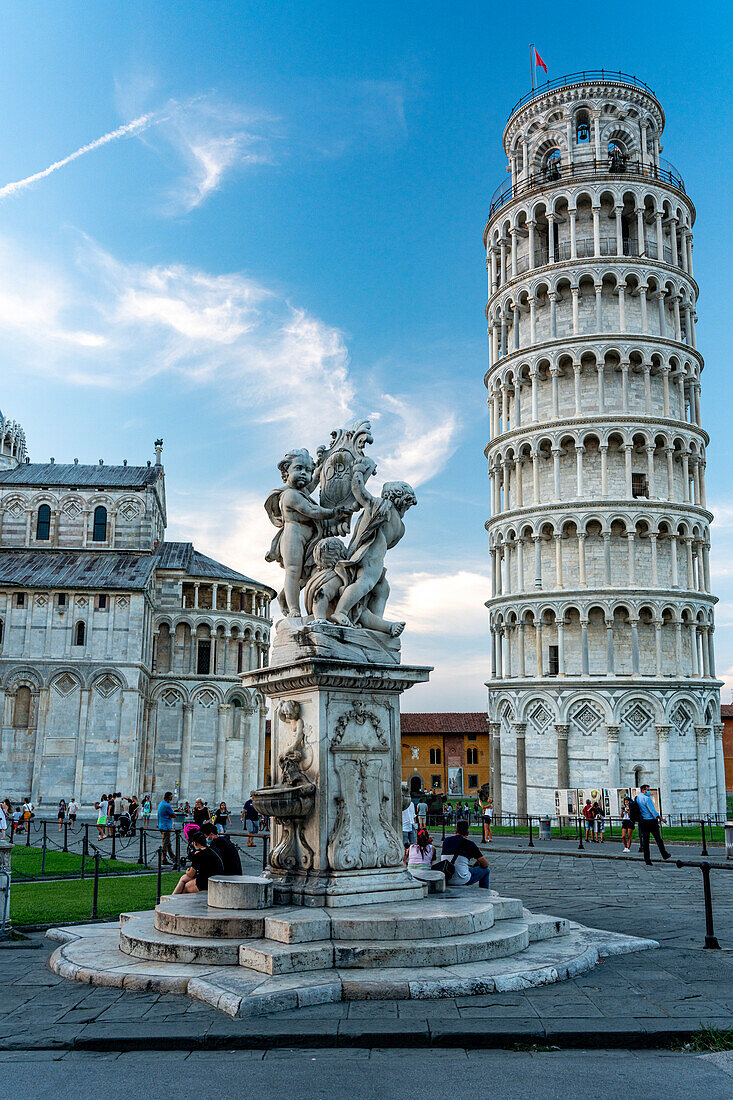 Brunnen, bekannt als Fontana dei Putti, mit schiefem Turm von Pisa im Hintergrund, Toskana, Italien