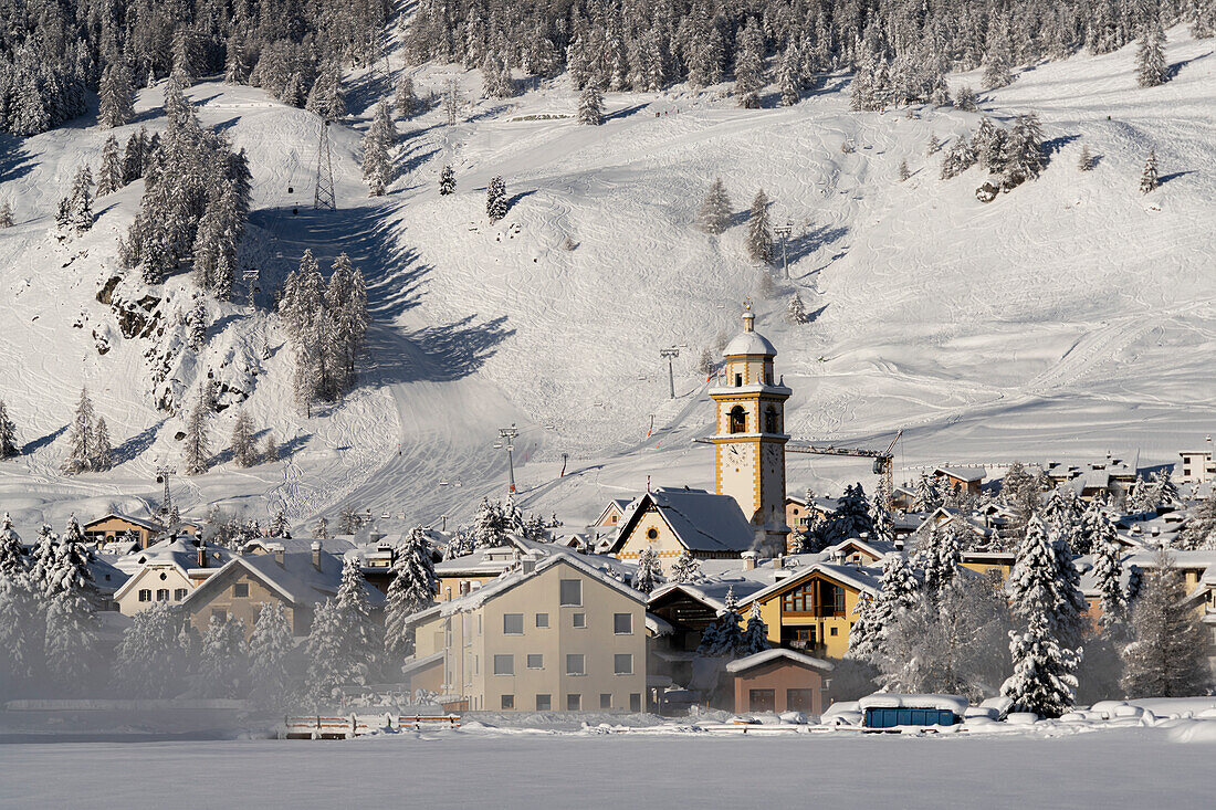 Protestantische Barockkirche Bel Taimpel nach einem Schneefall im Winter, Celerina, Kanton Graubünden, Engadin, Schweiz