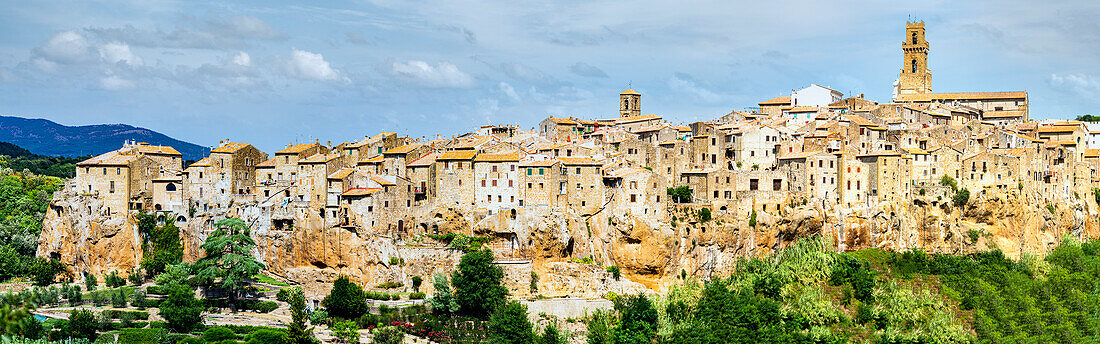 Panoramablick auf die mittelalterlichen Gebäude der Altstadt von Pitigliano, Provinz Grosseto, Toskana, Italien