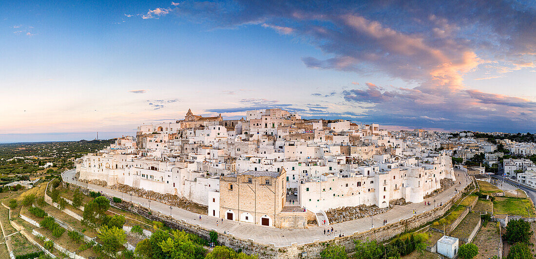 Traditionelle weiße Gebäude von Ostuni bei Sonnenuntergang, Luftaufnahme, Provinz Brindisi, Salento, Apulien, Italien