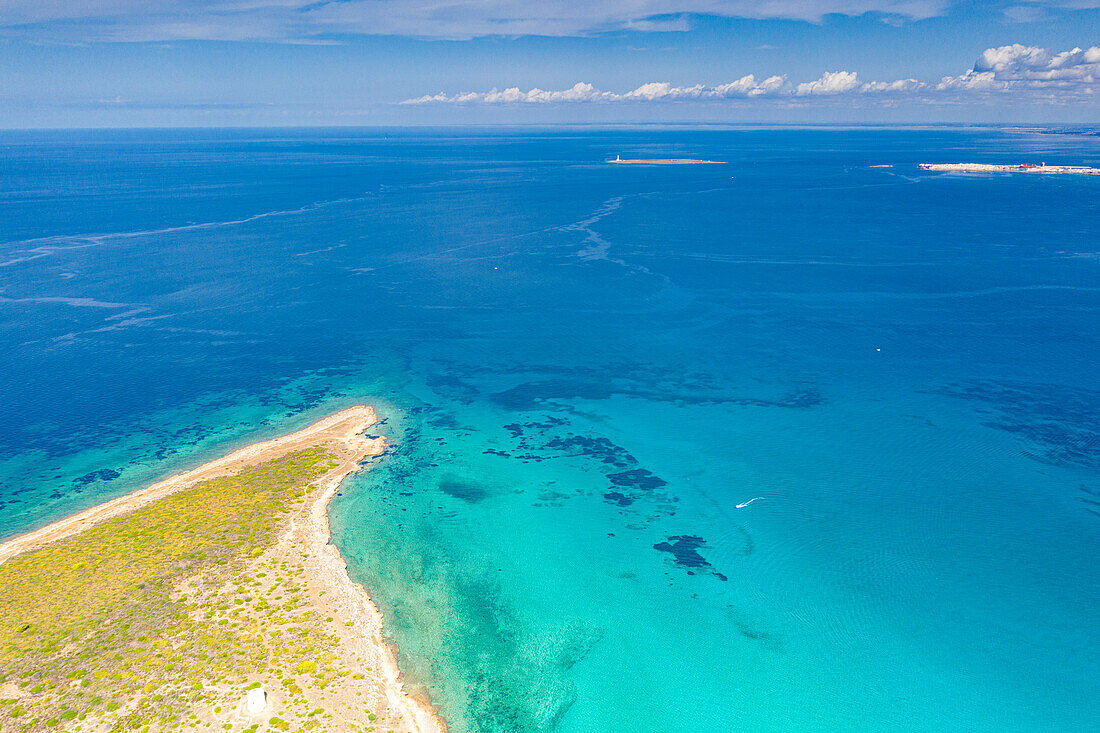 Luftaufnahme von Inselchen und Strand, umspült vom türkisfarbenen Meer, Punta della Suina, Gallipoli, Lecce, Salento, Apulien, Italien