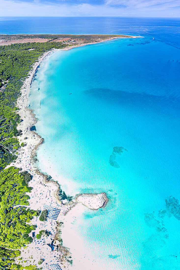Luftaufnahme von Inselchen und Strand, umspült von kristallklarem Meer, Punta Della Suina, Gallipoli, Provinz Lecce, Salento, Apulien, Italien