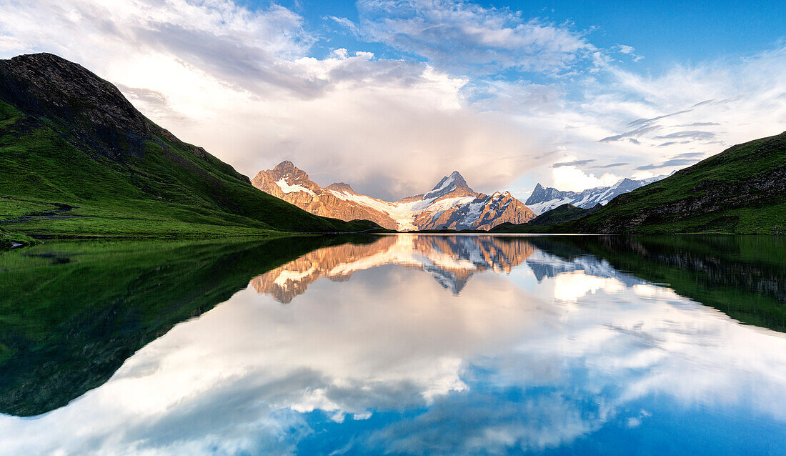 Berggipfel spiegeln sich im klaren Wasser des Bachalpsees bei Sonnenuntergang, Grindelwald, Berner Oberland, Kanton Bern, Schweiz